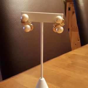 Pearl gold and diamond look like earrings